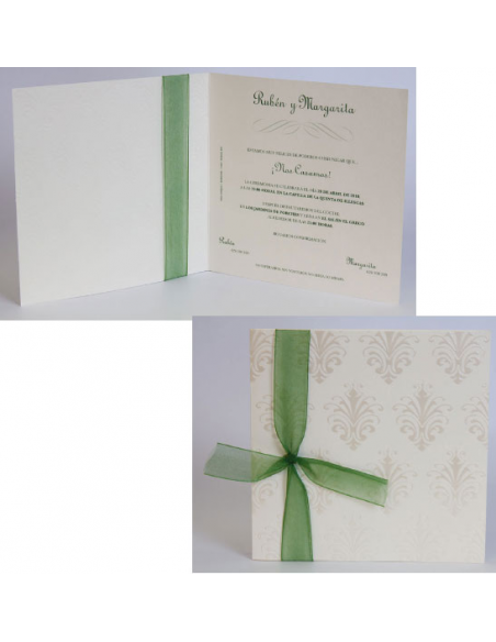 Realizada en cartulina gofrada crema con detalles en relieve y termo nácar