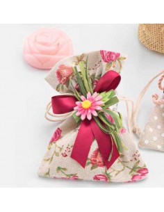 Bolsa estampada con flores y un jabón con forma de rosa