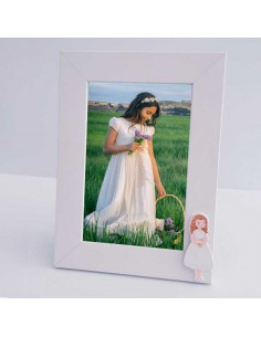 Marco de fotos decorado con la figura de una niña con biblia y vestido corto