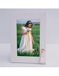Marco de fotos decorado con una figura de niña con flores y trenza