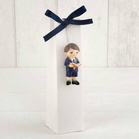 Imán en resina, niño Comunión traje azul marino, y pantalon corto, en caja alta con peladillas y tarjeta personalizada