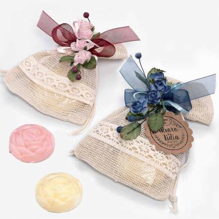 Bolsa con puntilla decorada con un lazo, contiene un jabón con forma de rosa