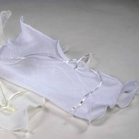 Pañuelo-bolsa de color blanco, medida: 25x25 cm.