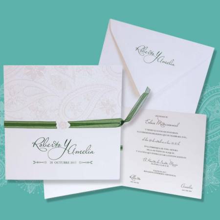 Invitación de boda con formato cuadrado realizada en cartulina gofrada blanca