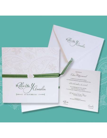 Invitación de boda con formato cuadrado realizada en cartulina gofrada blanca