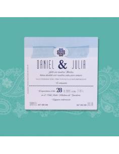 Invitación para boda de estilo clásico y vintage en color blanco y con detalles en azul.