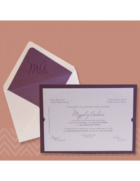 Invitación de boda clásica realizada en dos materiales con una base en cartulina metalizada color lila