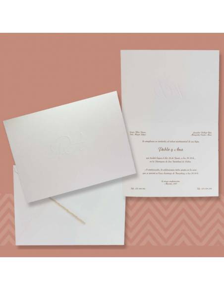 Clásica invitación de boda realizada en cartulina crema gofrado con bordes irregulares