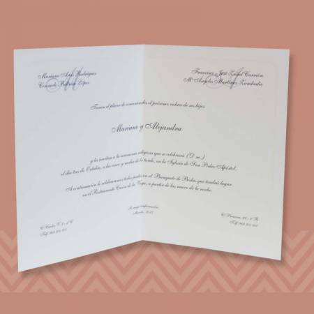 Invitación de boda en formato horizontal, realizada en cartulina gofrada color crema
