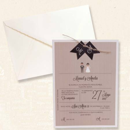 Invitación para boda de estilo vertical en tonos crema y marrón claro con ilustración de pareja de novios