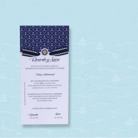 Invitación de estilo marinero en color azul y blanco con un detalle en plata
